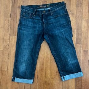 Low-Rise Capri Jeans